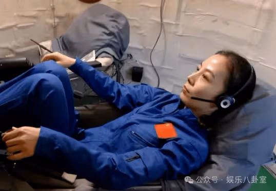 犧牲太大！王亞平太空之旅，落地後被人抬著出來無比心酸