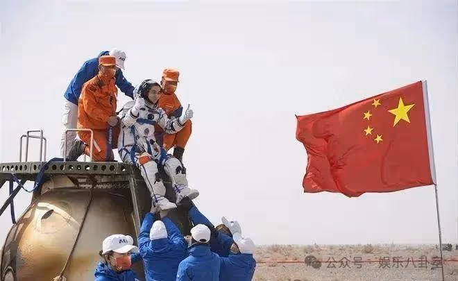 犧牲太大！王亞平太空之旅，落地後被人抬著出來無比心酸