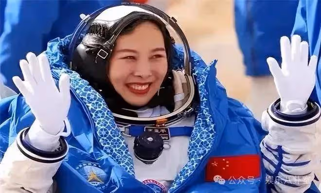 犧牲太大！王亞平太空之旅，落地後被人抬著出來無比心酸