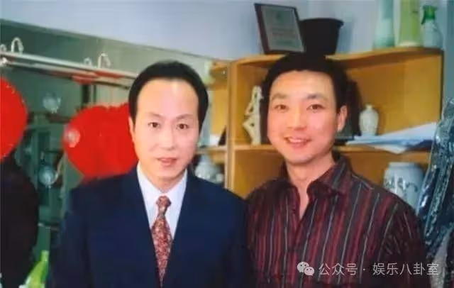 痛心！羅京去世11年，當初哭到昏厥的妻子嫁豪門，如今25歲兒子成啥樣？