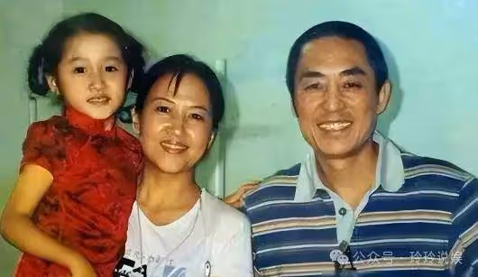 肖華 跟張藝謀離婚34年，他名利雙收家庭和睦，她過得怎樣？