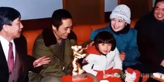 肖華 跟張藝謀離婚34年，他名利雙收家庭和睦，她過得怎樣？