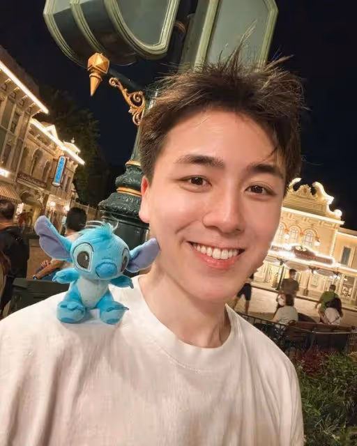 TVB花旦27歲表弟成功考取飛機師牌,身材高挑五官精緻網友大讚靚仔