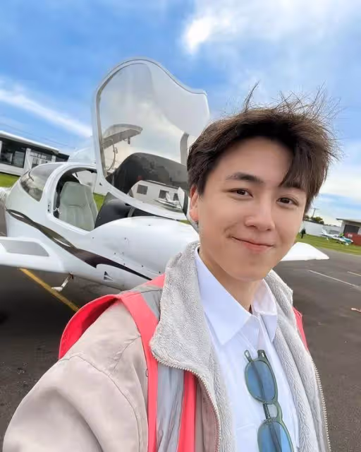 TVB花旦27歲表弟成功考取飛機師牌,身材高挑五官精緻網友大讚靚仔