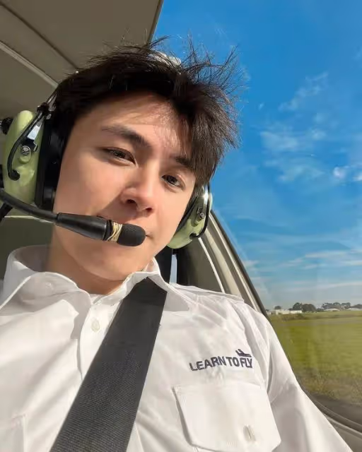 TVB花旦27歲表弟成功考取飛機師牌,身材高挑五官精緻網友大讚靚仔