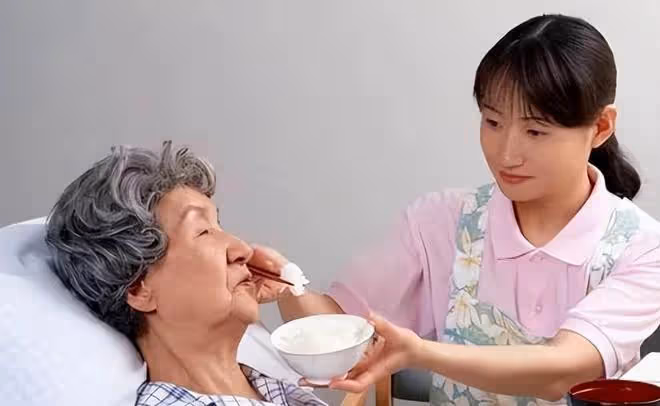 女兒在國外結婚,兩年後岳母第一次見到女婿,竟發現是自己的兒子