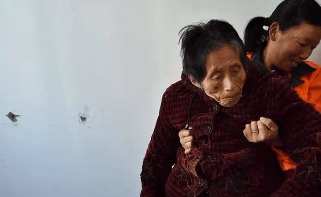 女兒在國外結婚,兩年後岳母第一次見到女婿,竟發現是自己的兒子