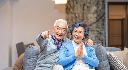 兩個兒子,晚年卻落魄到街邊擺攤還債,65歲的婆婆遭遇了什麼