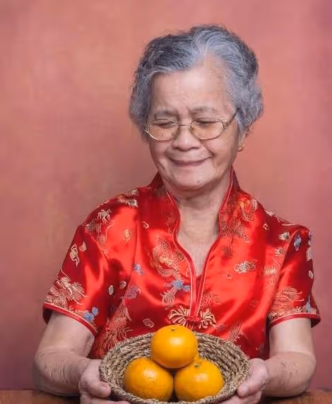 兩個兒子,晚年卻落魄到街邊擺攤還債,65歲的婆婆遭遇了什麼