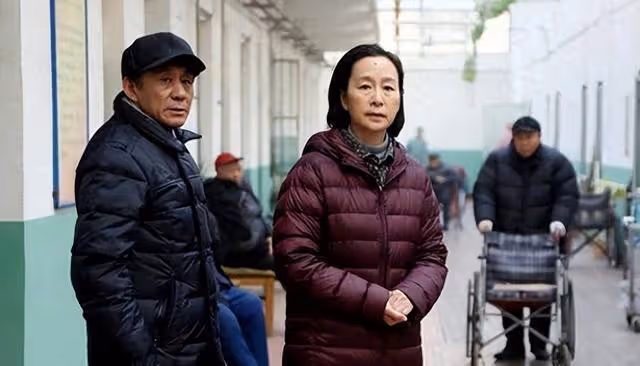 兩個兒子,晚年卻落魄到街邊擺攤還債,65歲的婆婆遭遇了什麼
