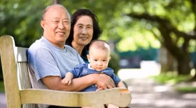 兩個兒子,晚年卻落魄到街邊擺攤還債,65歲的婆婆遭遇了什麼