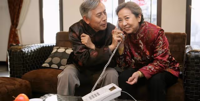 兩個兒子,晚年卻落魄到街邊擺攤還債,65歲的婆婆遭遇了什麼