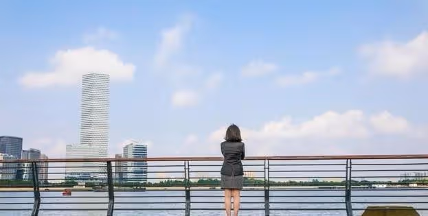 兩個兒子,晚年卻落魄到街邊擺攤還債,65歲的婆婆遭遇了什麼