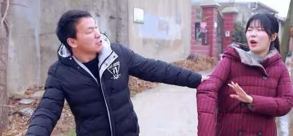 兩個兒子,晚年卻落魄到街邊擺攤還債,65歲的婆婆遭遇了什麼