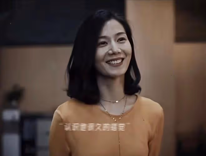 《新生》直到萱兒爬上很多男人的床,費可都不知道,何珊放過了他