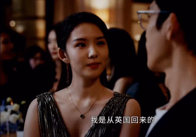 《新生》直到萱兒爬上很多男人的床,費可都不知道,何珊放過了他