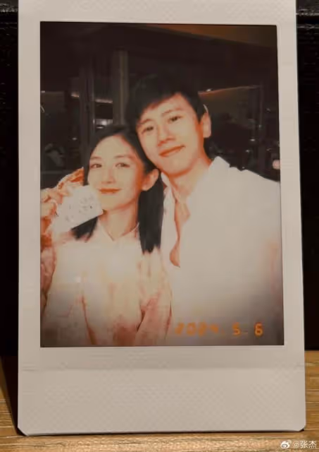 張傑曬照為謝娜慶生,娜姐靠老公懷裡一臉甜笑,結婚12年甜如熱戀