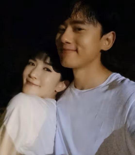 張傑曬照為謝娜慶生,娜姐靠老公懷裡一臉甜笑,結婚12年甜如熱戀