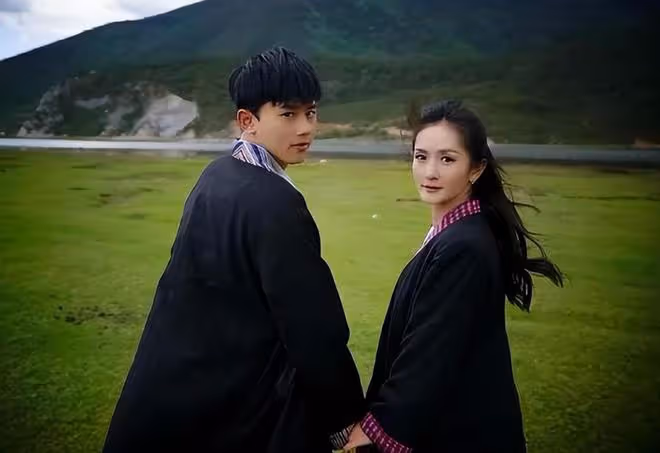張傑曬照為謝娜慶生,娜姐靠老公懷裡一臉甜笑,結婚12年甜如熱戀