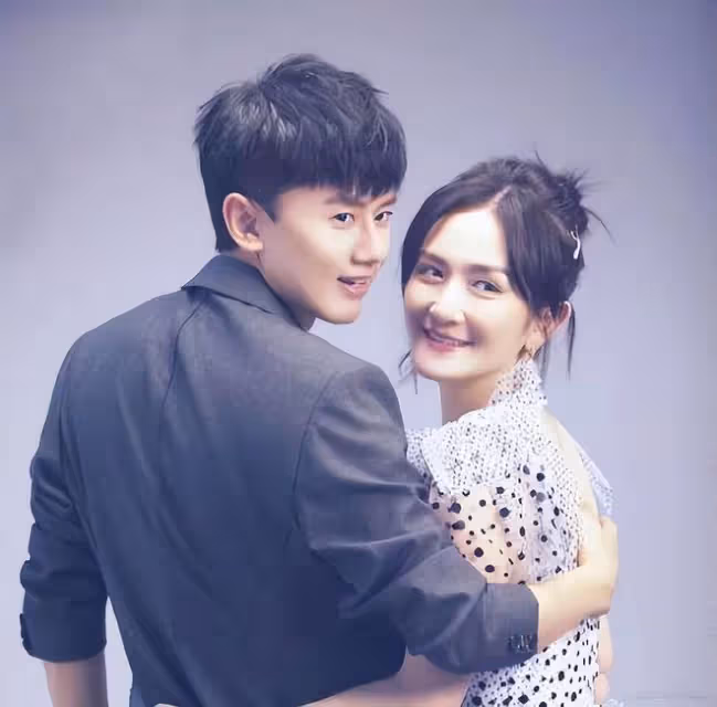 張傑曬照為謝娜慶生,娜姐靠老公懷裡一臉甜笑,結婚12年甜如熱戀