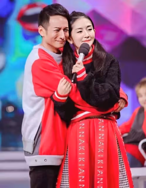 張傑曬照為謝娜慶生,娜姐靠老公懷裡一臉甜笑,結婚12年甜如熱戀