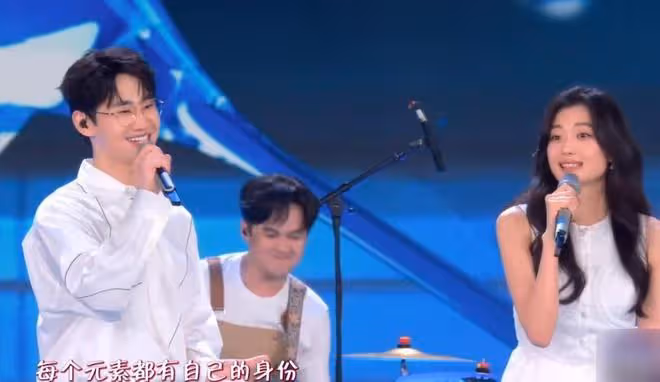 五音不全、唱歌跑調,卻要跨界上晚會嚎一嗓子,誰審美出了問題