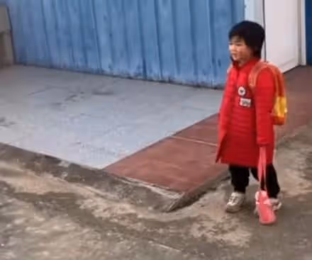 姥爺騎車送娃上學自己先走了,走到半路被叫住,下一幕網友笑噴