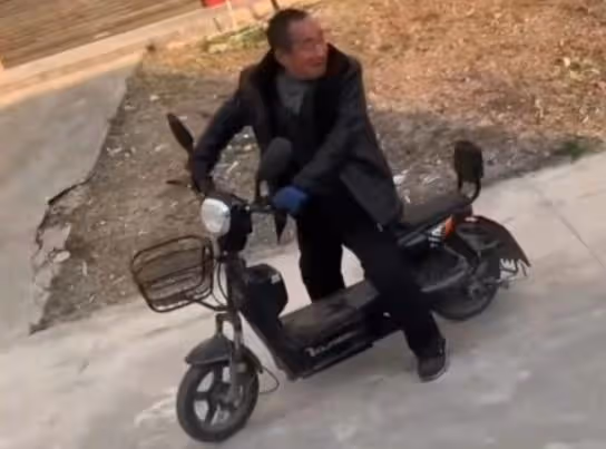 姥爺騎車送娃上學自己先走了,走到半路被叫住,下一幕網友笑噴