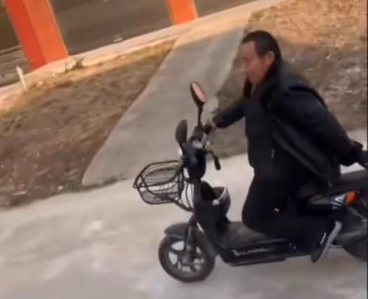 姥爺騎車送娃上學自己先走了,走到半路被叫住,下一幕網友笑噴