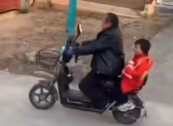 姥爺騎車送娃上學自己先走了,走到半路被叫住,下一幕網友笑噴