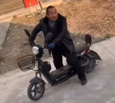 姥爺騎車送娃上學自己先走了,走到半路被叫住,下一幕網友笑噴