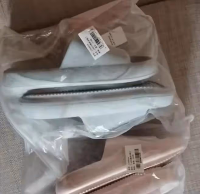 母親老房子隔音不好,兒子買了兩雙隔音拖鞋送鄰居,結局很滿意