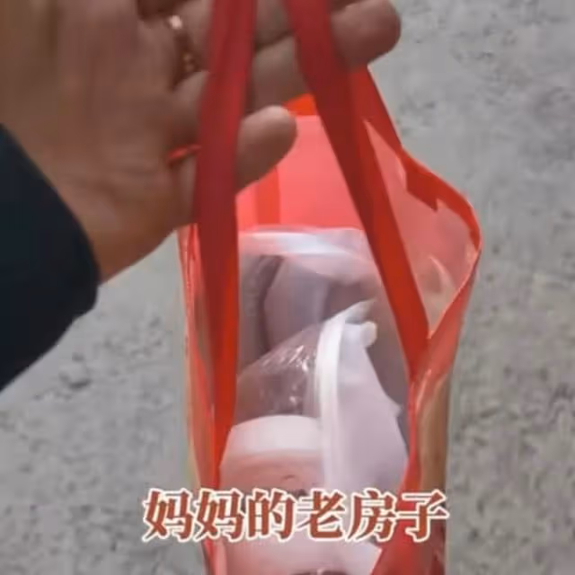母親老房子隔音不好,兒子買了兩雙隔音拖鞋送鄰居,結局很滿意