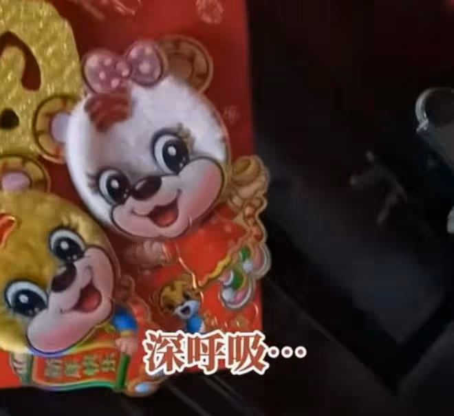 母親老房子隔音不好,兒子買了兩雙隔音拖鞋送鄰居,結局很滿意