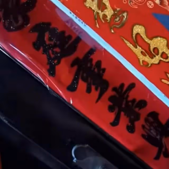 母親老房子隔音不好,兒子買了兩雙隔音拖鞋送鄰居,結局很滿意