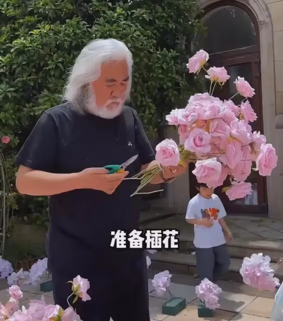 72歲張紀中秀恩愛上熱搜，小30歲妻子杜星霖直言：沒錢不會嫁給他
