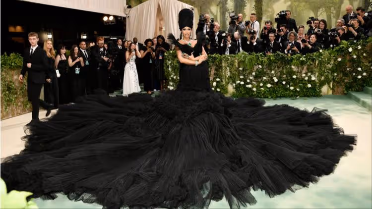 Met Gala｜Cardi B超浮誇爆乳禮服出動8人整理　網友戲稱「烏雲來襲」