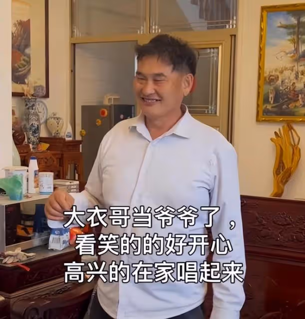 大衣哥喜抱孫子：後院掛燈籠慶祝，親自寫喜宴帖發大紅包