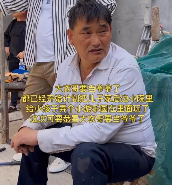 大衣哥喜抱孫子：後院掛燈籠慶祝，親自寫喜宴帖發大紅包