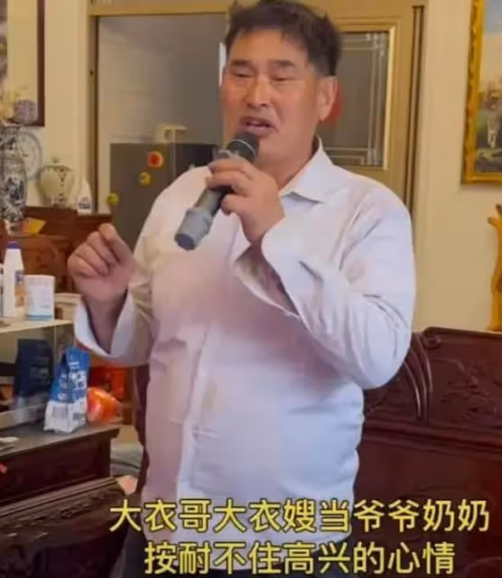 大衣哥喜抱孫子：後院掛燈籠慶祝，親自寫喜宴帖發大紅包
