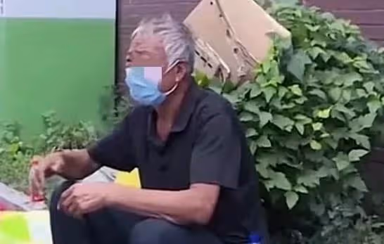 老頭拋妻棄子找新歡,30年後被拋棄無家可歸,老頭當時太痴迷了
