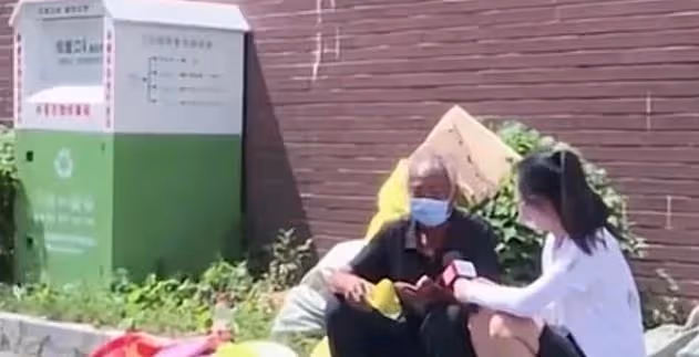 老頭拋妻棄子找新歡,30年後被拋棄無家可歸,老頭當時太痴迷了