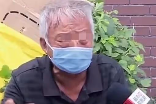 老頭拋妻棄子找新歡,30年後被拋棄無家可歸,老頭當時太痴迷了