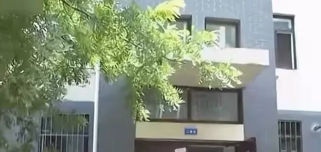 老頭拋妻棄子找新歡,30年後被拋棄無家可歸,老頭當時太痴迷了