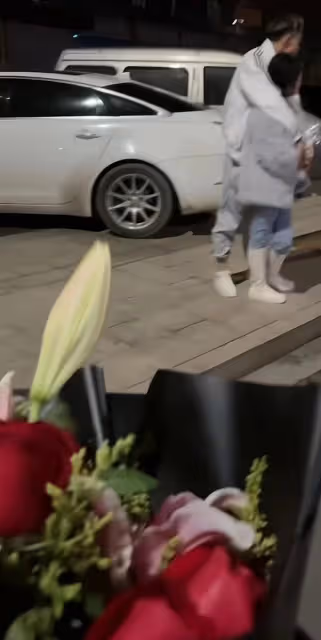 男子手捧鮮花去找女友,看見她和男同事摟抱:你們這是在做什麼