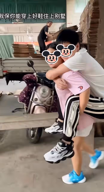 男子和女友逛街累了，讓女友背著他回家，路人投來羨慕的目光