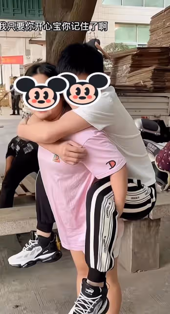男子和女友逛街累了，讓女友背著他回家，路人投來羨慕的目光