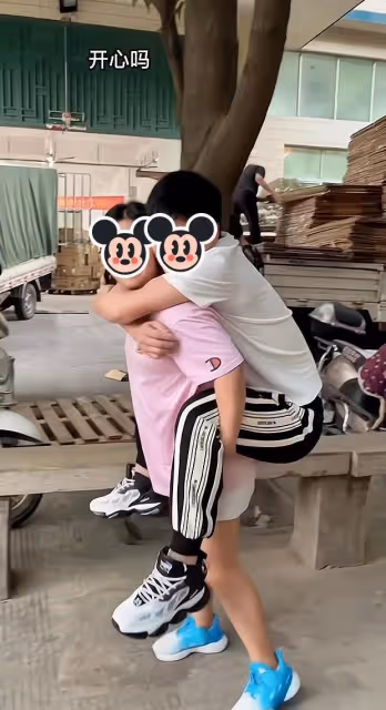 男子和女友逛街累了，讓女友背著他回家，路人投來羨慕的目光
