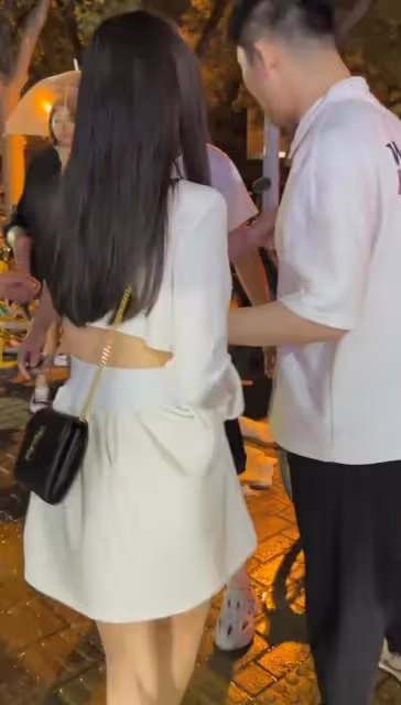 男子與人發生爭執,女友教科書般勸架方式令人羨慕:漂亮還懂事