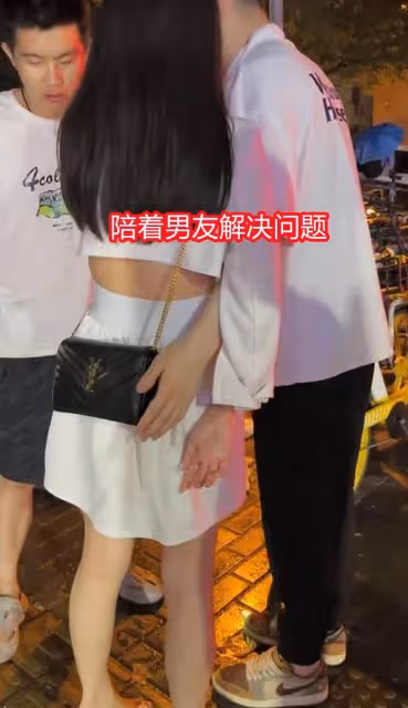 男子與人發生爭執,女友教科書般勸架方式令人羨慕:漂亮還懂事
